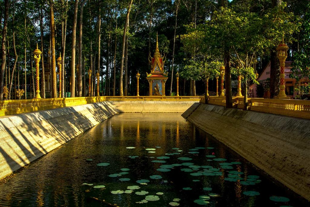 Ang Pagoda in Tra Vinh met gouden Khmer-architectuur, torens en rijk versierde gevel