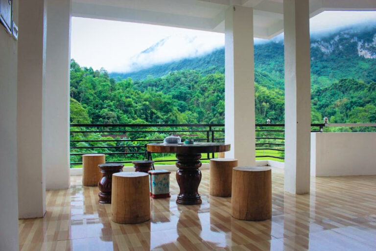 Open ruimte met uitzicht in Ba Be Legend Hotel