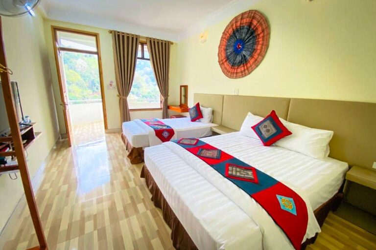 Bedden in twin kamer van Ba Be Legend Hotel