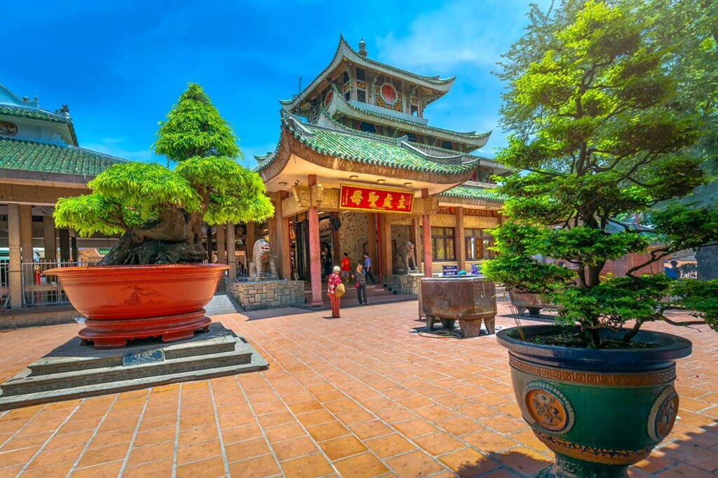 Ba Chua Xu tempel bij Sam Mountain in Chau Doc met pagodedaken en binnenplaats in An Giang