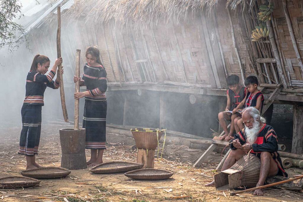 Dagelijks leven van een etnische minderheid in Dak Lak, waar traditionele werkzaamheden nog steeds onderdeel zijn van het leven langs de Ho Chi Minh Road.