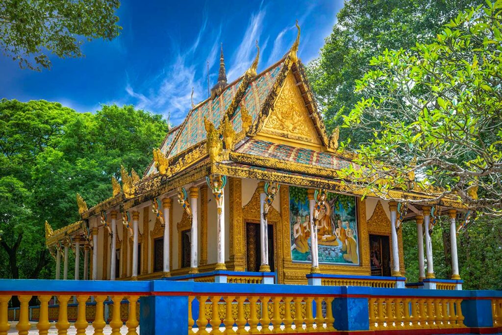 Bat Pagoda Chua Doi in Soc Trang met gouden Khmer architectuur en omringende bomen