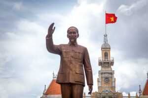 Beeld van Ho Chi Minh met opgeheven hand in Ho Chi Minh City, een veelgebruikt symbool van zijn rol als leider en nationale figuur in Vietnam.