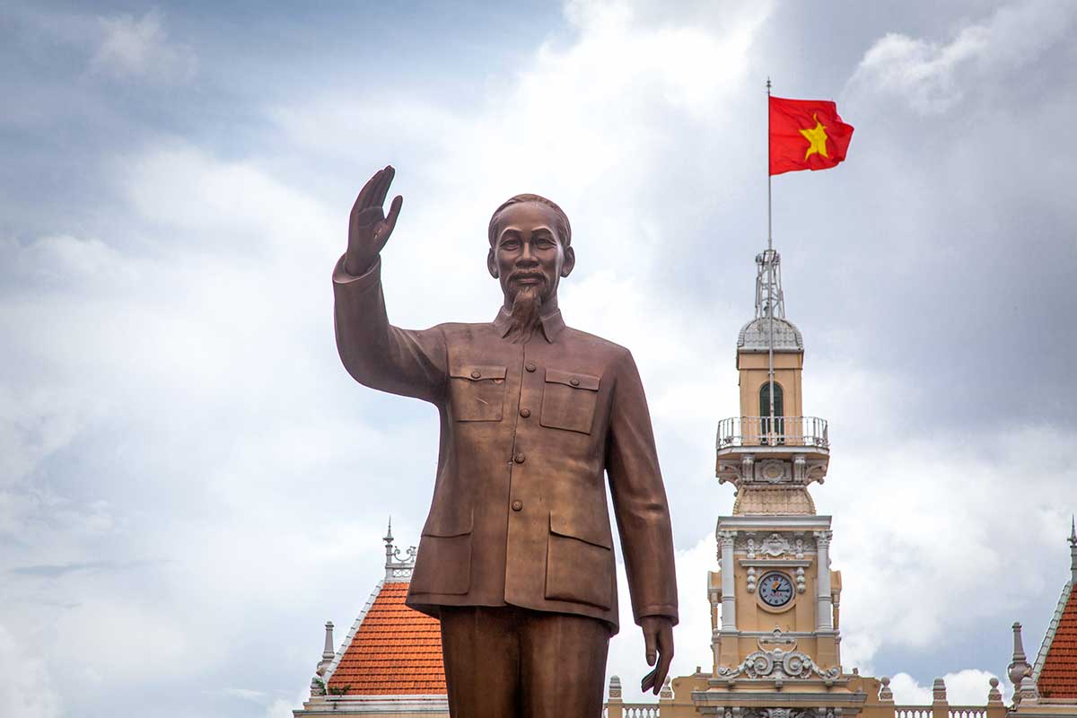 Beeld van Ho Chi Minh met opgeheven hand in Ho Chi Minh City, een veelgebruikt symbool van zijn rol als leider en nationale figuur in Vietnam.