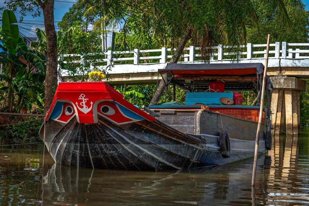 Traditionele houten boot op een kanaal in Sa Dec Mekong Delta