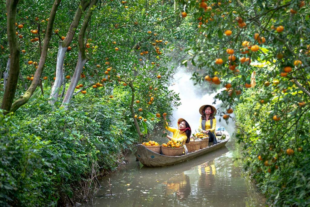 Houten boot met mandarijnen in een kanaal bij Lai Vung Mekong Delta