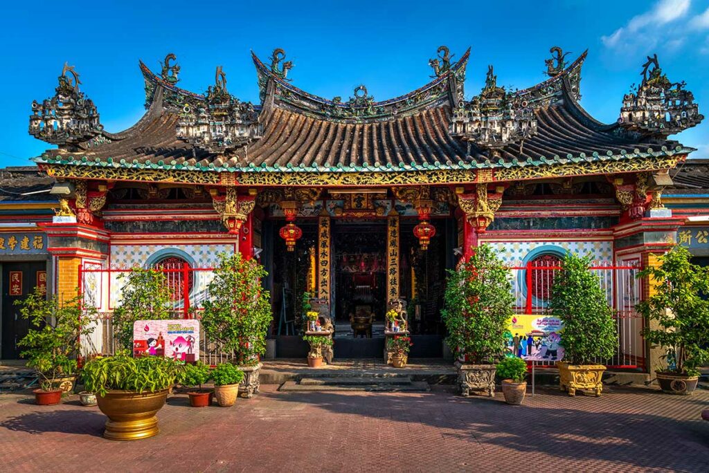 Vooraanzicht van Kien An Cung Pagoda in Sa Dec met kleurrijk dak, Chinese ornamenten en traditionele tempelarchitectuur