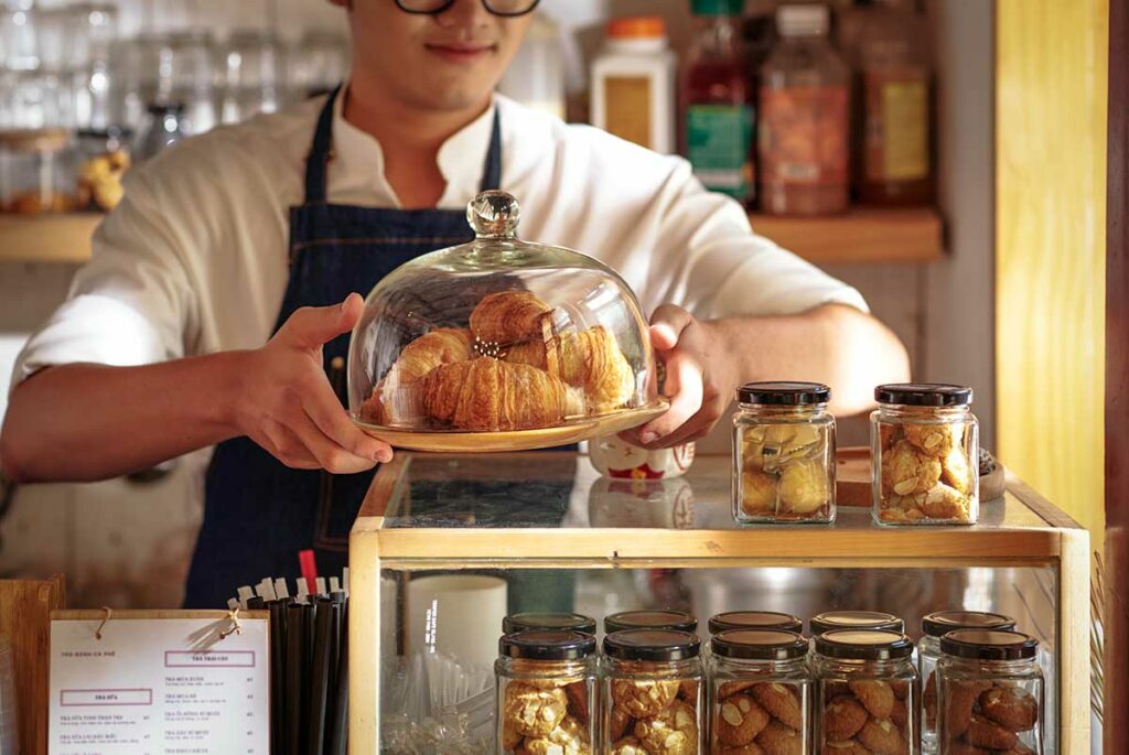 Franse croissants en gebak in een café in Vietnam, een blijvende culinaire invloed uit de Franse koloniale periode.