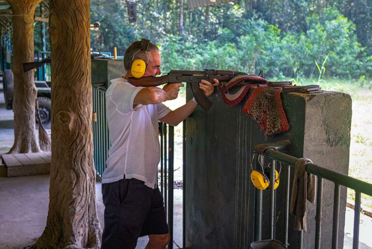 Bezoeker schiet met een historisch geweer op de schietbaan bij de Cu Chi Tunnels nabij Ho Chi Minh City – schietbaan Cu Chi Tunnels