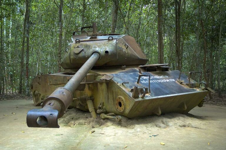 Oude Amerikaanse tank tentoongesteld in het junglegebied van de Cu Chi Tunnels als overblijfsel uit de Vietnamoorlog