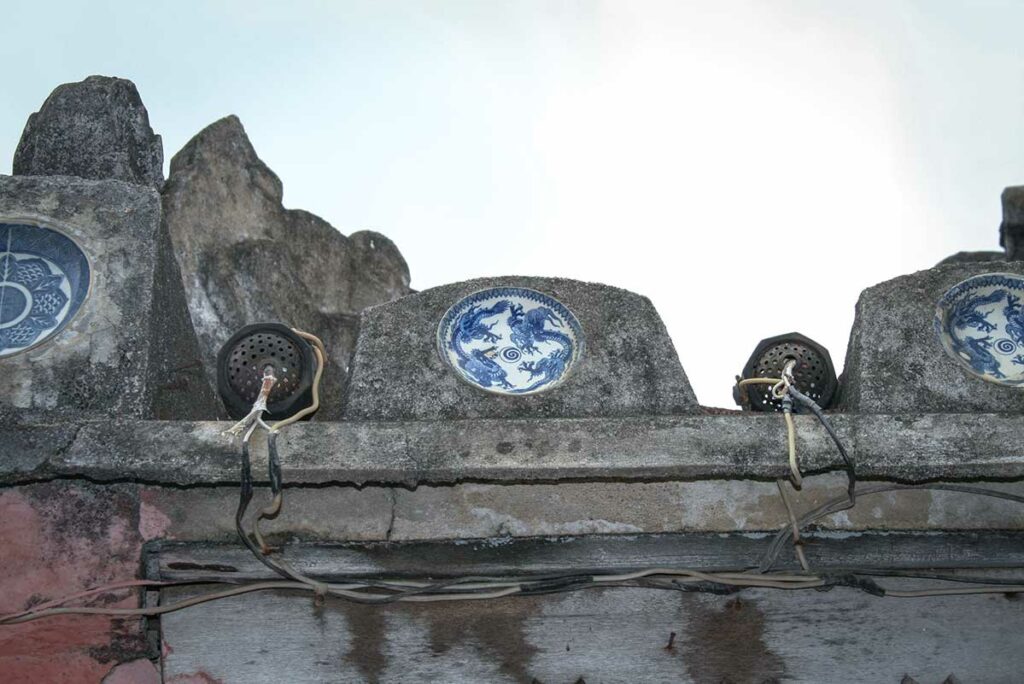 Detail van het dak van de Japanse Brug in Hoi An met keramische versiering en decoratieve elementen