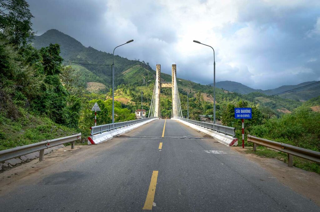 Dakrong Bridge in Quang Tri, een markante brug langs de Ho Chi Minh Road in een bergachtig en voormalig oorlogsgebied.