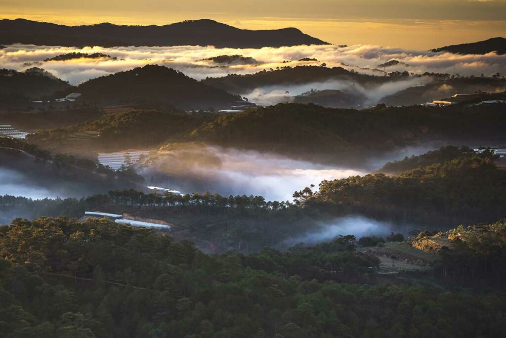 Ochtendmist en wolken boven de bossen rond Da Lat, een sfeervol voorbeeld van natuur- en landschapsfotografie in Vietnam.
