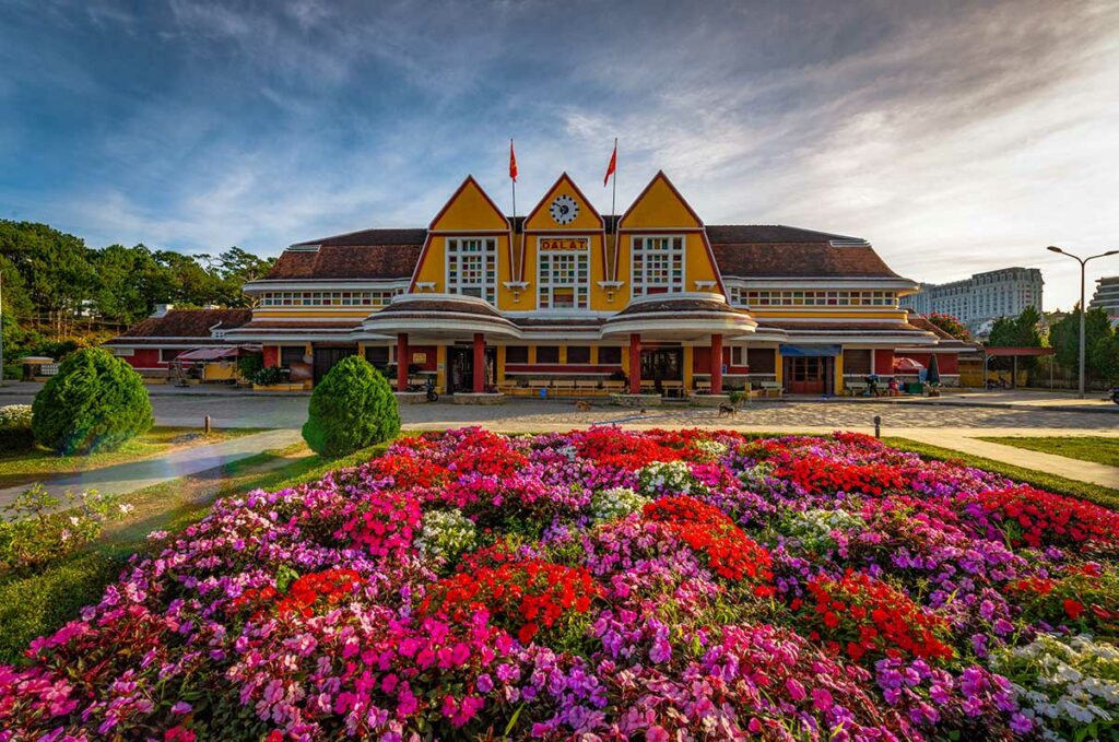 Het treinstation van Dalat, een opvallend Frans koloniaal gebouw met art-decostijl, gebouwd tijdens de Franse periode in Vietnam.