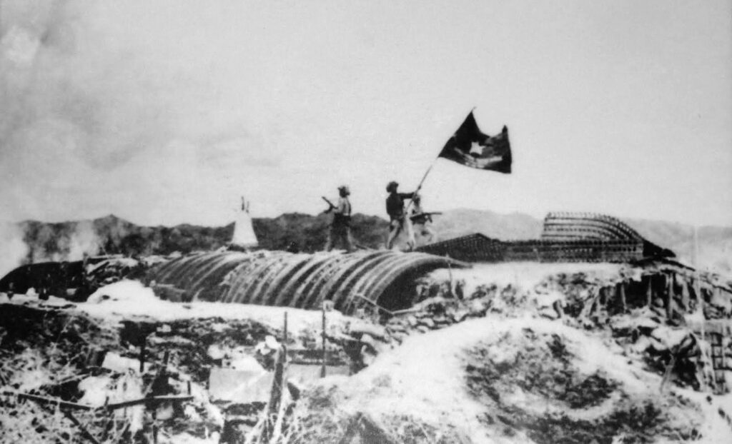 Viet Minh-troepen hijsen hun vlag boven het veroverde Franse hoofdkwartier in Dien Bien Phu in 1954
