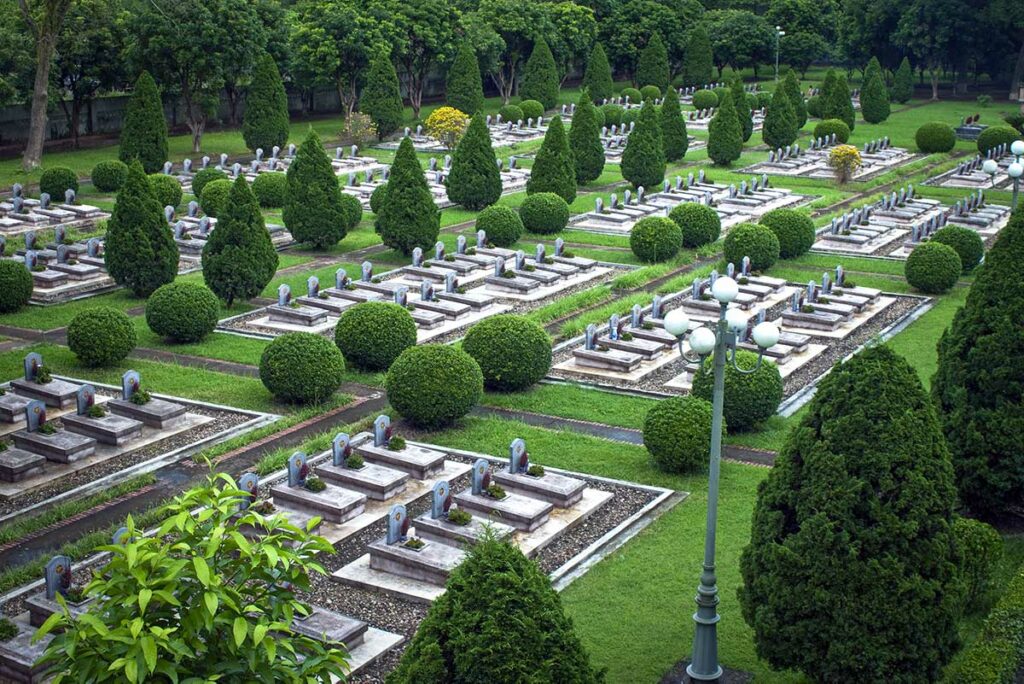 Militaire begraafplaats in Dien Bien Phu met graven van gesneuvelde Viet Minh-soldaten uit de slag van 1954