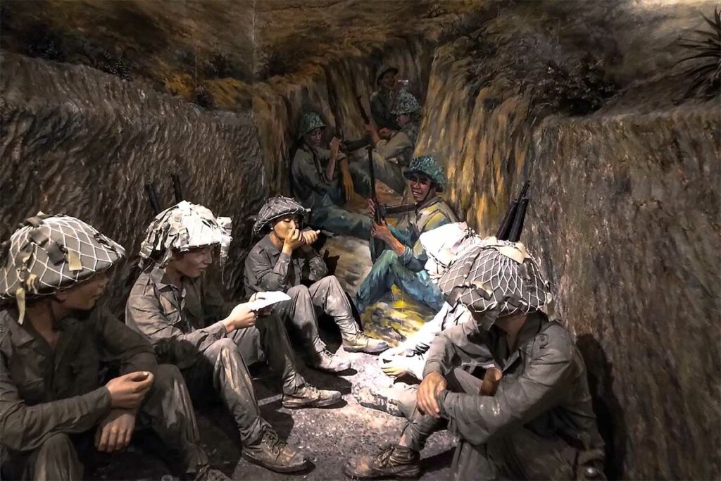Reconstructie van Viet Minh-soldaten in loopgraven in het Dien Bien Phu Victory Museum