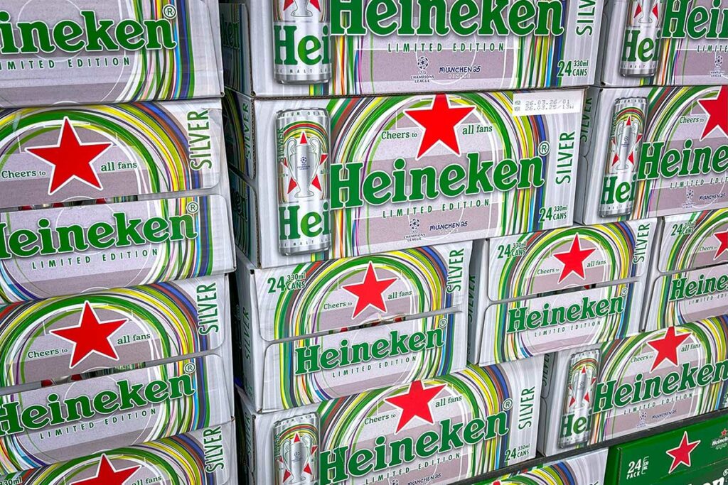 Gestapelde dozen Heineken Silver bier in een Vietnamese supermarkt, een internationaal biermerk dat in Vietnam wordt gezien als een premium keuze