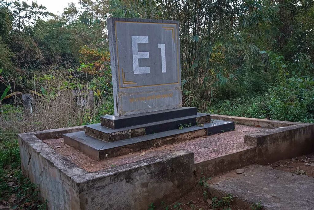 Herdenkingssteen op E1 Hill, een Franse verdedigingspositie tijdens de Slag bij Dien Bien Phu