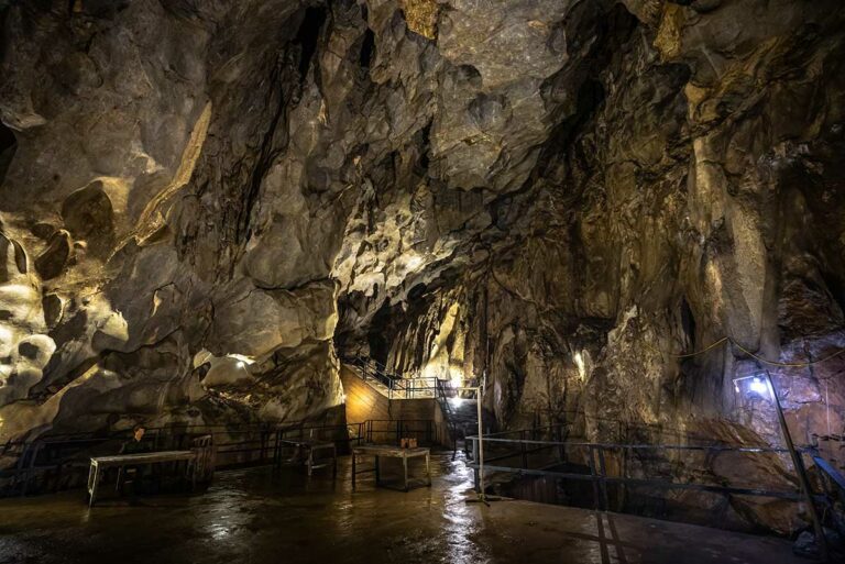 Binnenzijde van Hospital Cave op Cat Ba Island, een historische grot met betonnen platforms en verlichting die tijdens de Vietnamoorlog werd gebruikt als schuilplaats en ziekenhuis