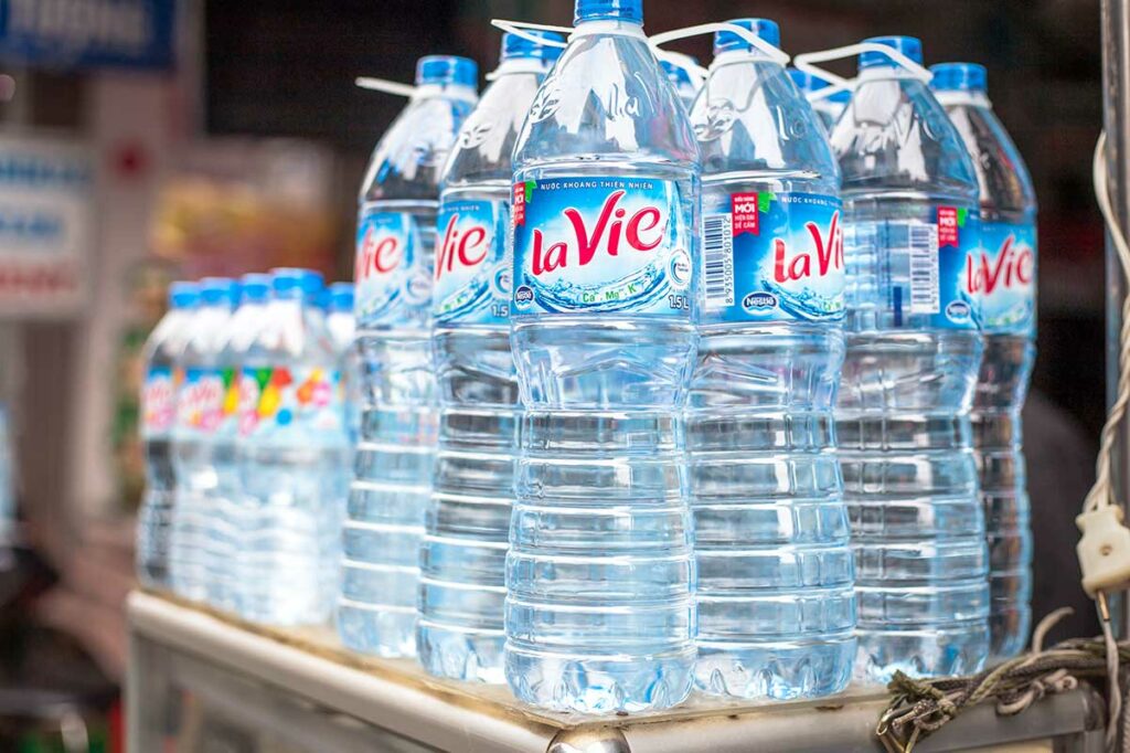 Flessen mineraalwater in Vietnamese winkel als veilig drinkwater voor reizigers