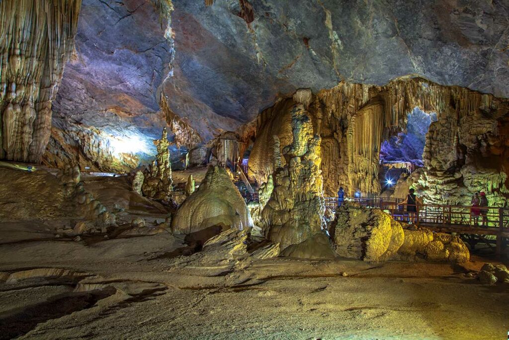 Grote kalksteenformaties in Paradise Cave (Thien Duong) in Phong Nha, met brede grotzaal, stalactieten en verlichte loopbrug voor bezoekers.