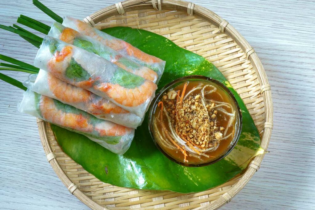 Gỏi cuốn, verse Vietnamese spring rolls met garnalen, kruiden en rijstnoedels, geserveerd met pindadipsaus