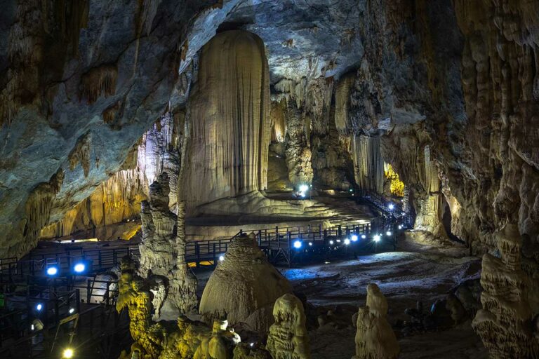 Uitzicht op een van de grootste grot­zalen van Paradise Cave (Thien Duong), met massieve stalagmieten en verlichte wandelpaden.