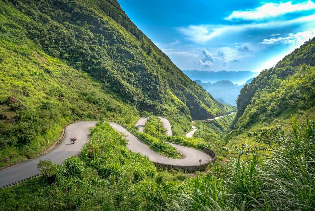 Bergpas met scherpe haarspeldbochten in Ha Giang, een populaire locatie voor landschaps- en motorreisfotografie in Noord-Vietnam.