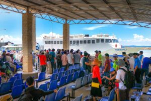 Reizigers wachten bij de haven van Ha Tien om aan boord te gaan van de boot naar Phu Quoc