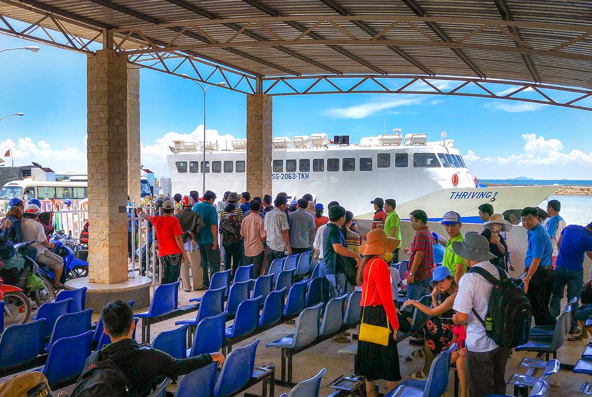 Reizigers wachten bij de haven van Ha Tien om aan boord te gaan van de boot naar Phu Quoc