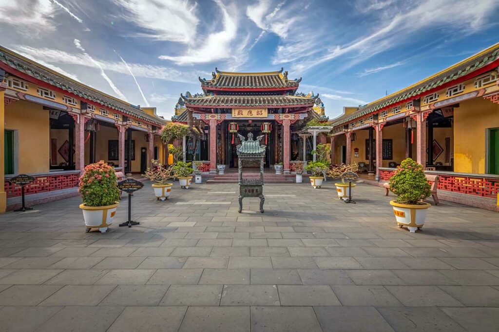 Binnenplaats van Hai Nam Assembly Hall in Hoi An met sierlijke tempelhal en wierookbrander