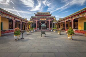 Binnenplaats van Hai Nam Assembly Hall in Hoi An met sierlijke tempelhal en wierookbrander