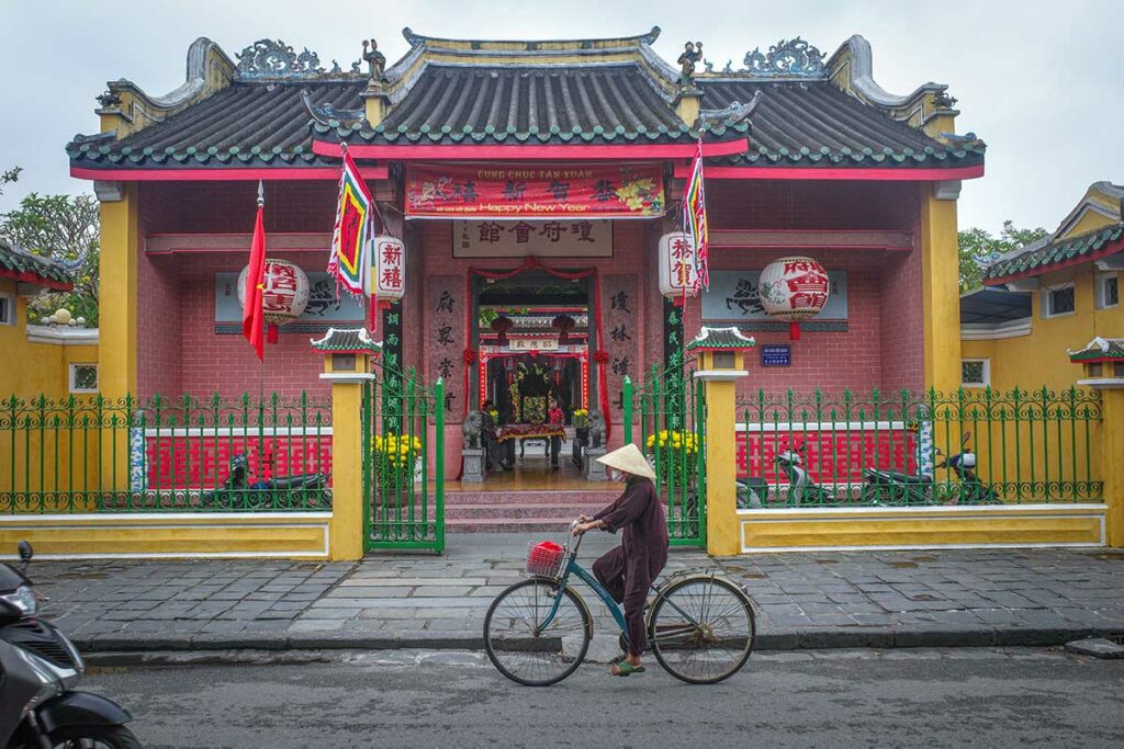 Voorkant van Hai Nam Assembly Hall in Hoi An met groene poort en traditionele Chinese architectuur
