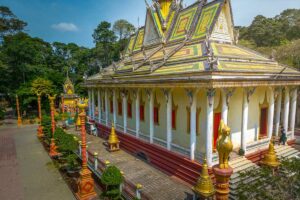 Hang Pagoda in Tra Vinh met kleurrijk Khmer-dak, zuilengalerij en beelden op het tempelterrein