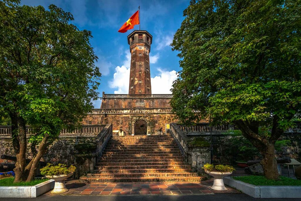 De Vietnamese vlag wappert bovenop de Hanoi Flag Tower bij de Imperial Citadel, een belangrijk historisch nationaal symbool.