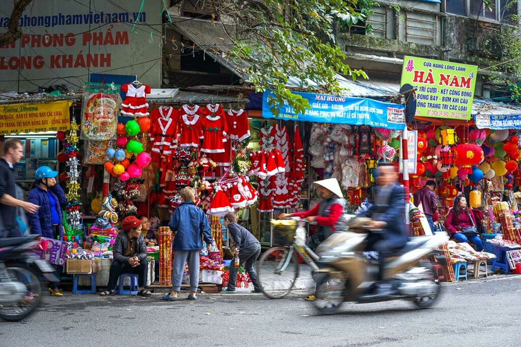 Kerstdecoraties en kerstkleding te koop in een winkelstraat in Hanoi tijdens de kerstperiode