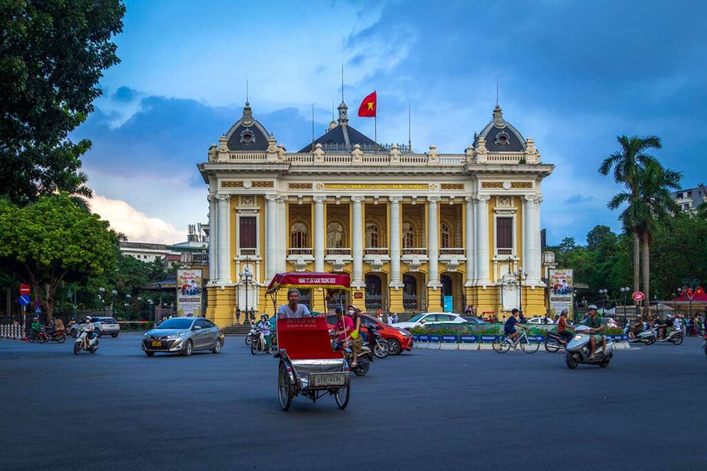 Hanoi Opera House, een statig operagebouw uit de Franse koloniale tijd, geïnspireerd op klassieke Europese architectuur.