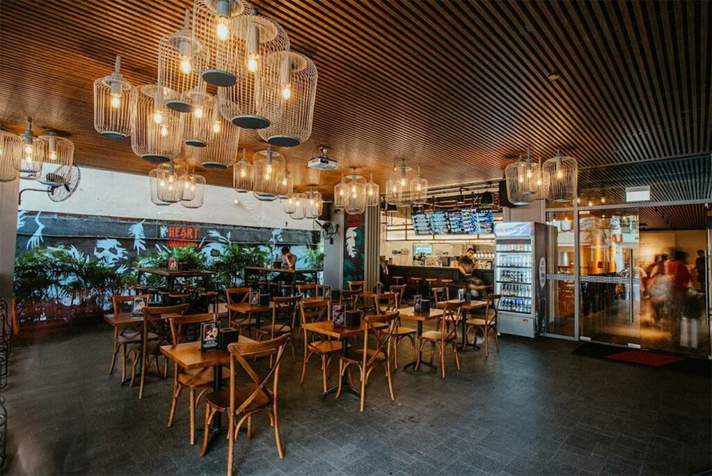 Interieur van Heart of Darkness Craft Brewery in Ho Chi Minh City met moderne inrichting en taps voor Vietnamese craft beer