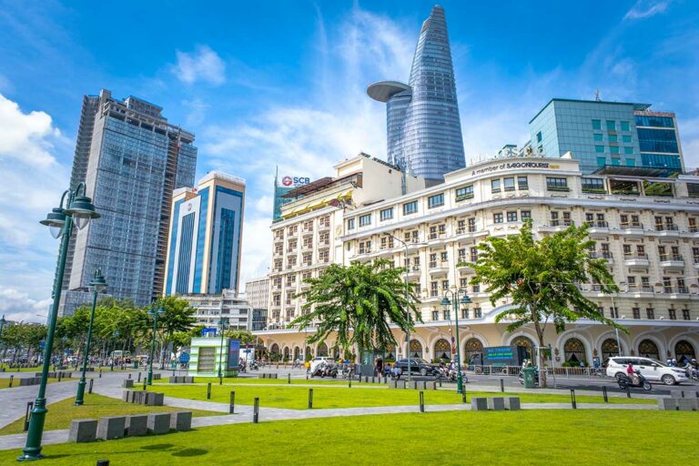 Stadsgezicht van Ho Chi Minh City met het Majestic Hotel, moderne hoogbouw en de Bitexco Financial Tower langs de boulevard in het centrum van Saigon