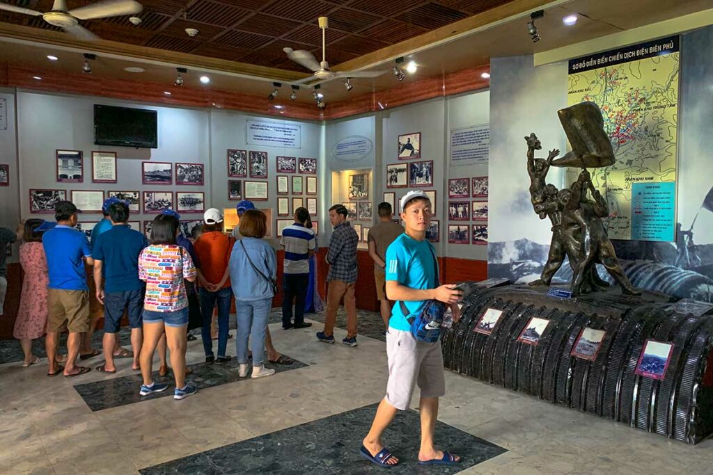 Bezoekers in het Ho Chi Minh Museum in Ho Chi Minh City, waar tentoonstellingen over de onafhankelijkheidsstrijd en de rol van Ho Chi Minh worden uitgelegd aan de hand van foto’s, kaarten en objecten.