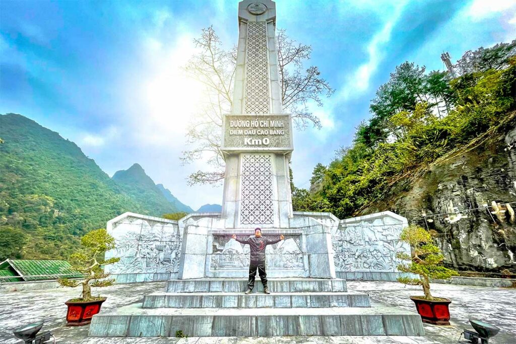 Km 0 monument van de Ho Chi Minh Road bij Pac Bo in Cao Bang, symbolisch startpunt van de beroemde route door Vietnam