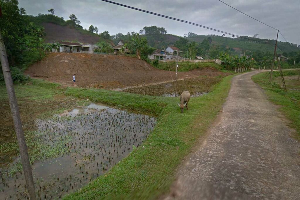 Rustige weg door heuvelachtig landschap in het noordelijke deel van de Ho Chi Minh Road, ver weg van druk verkeer en steden.