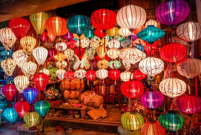 Kleurrijke lampionnen op de nachtmarkt van Hoi An, met handgemaakte lantaarns, souvenirkraampjes en drukte in de avonduren
