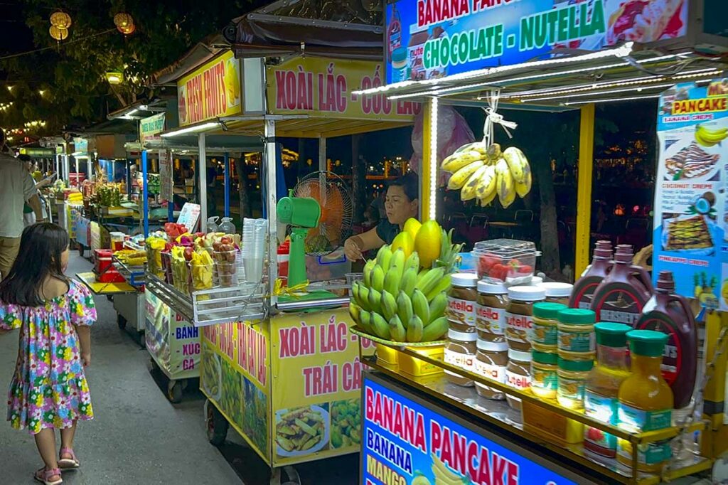 Streetfood kraampjes op de Hoi An Night Market tijdens het Lantern Festival met fruit en pannenkoeken
