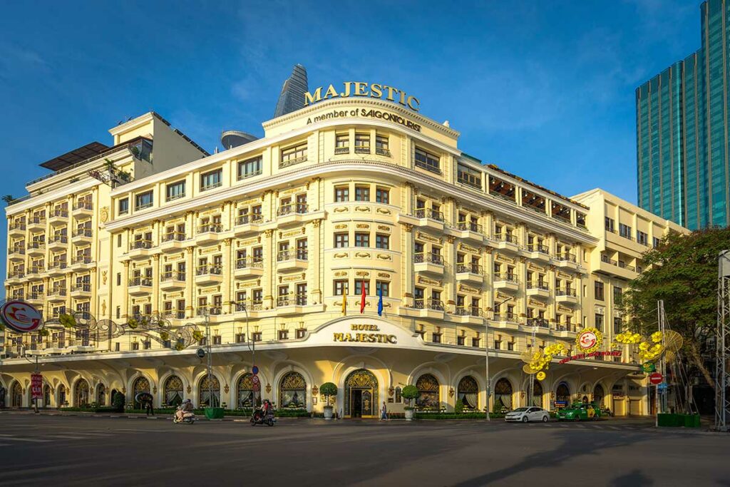 Hotel Majestic in Ho Chi Minh City, een statig hotel uit de Franse koloniale periode dat de luxe en uitstraling van die tijd weerspiegelt.