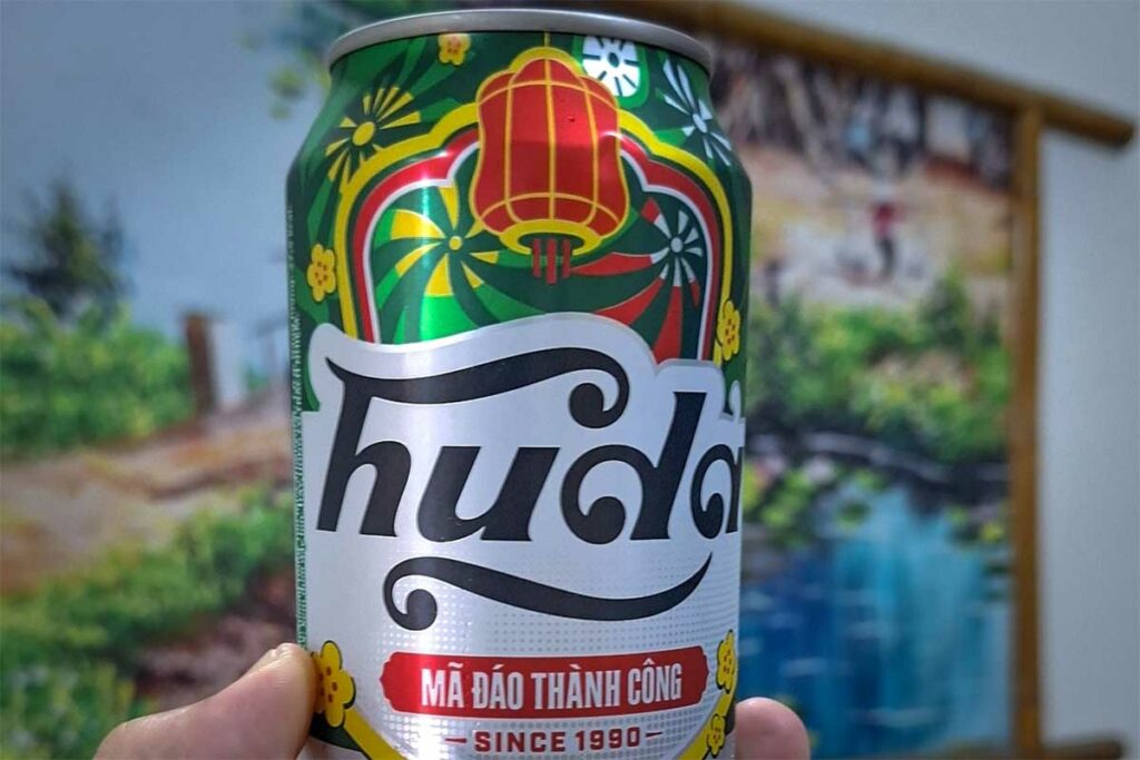 Blikje Huda bier vastgehouden in Vietnam, een populair lokaal bier uit Centraal-Vietnam dat veel wordt gedronken bij informele eetgelegenheden