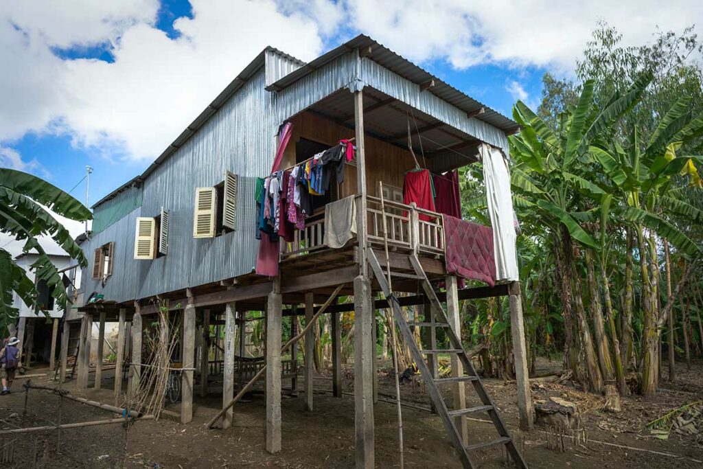 Huis op palen in een Cham dorp bij Chau Doc omringd door bananenbomen in An Giang