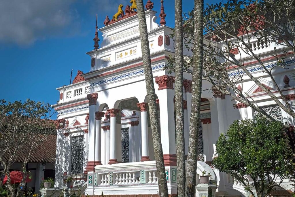 Huynh Ky Mansion in Tra Vinh met Franse koloniale architectuur en decoratieve gevel uit 1924