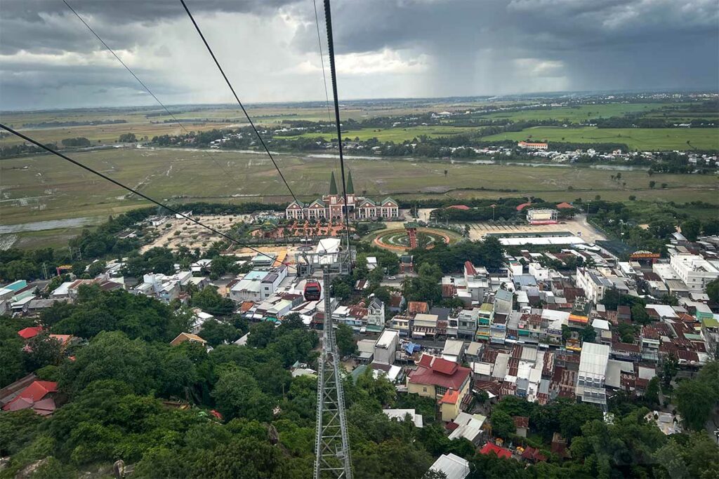 Kabelbaan naar Sam Mountain in Chau Doc met uitzicht over rijstvelden en An Giang provincie